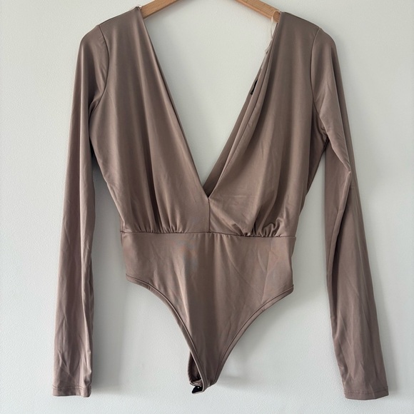 Naked Wardrobe Taupe Tan Plunging V-Neck Open Back Snap Closure Bodysuit Size M - Picture 2 of 7